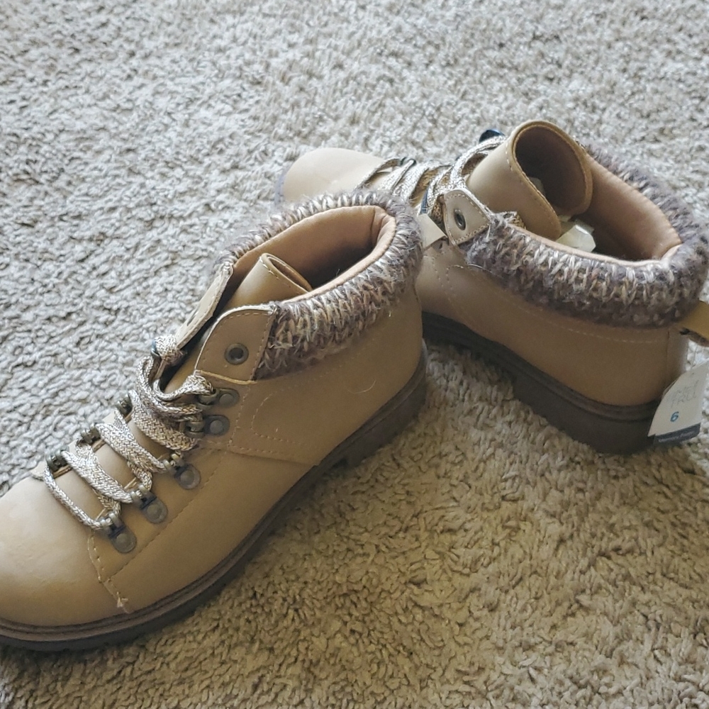 NWT Memory Foam Tan boots